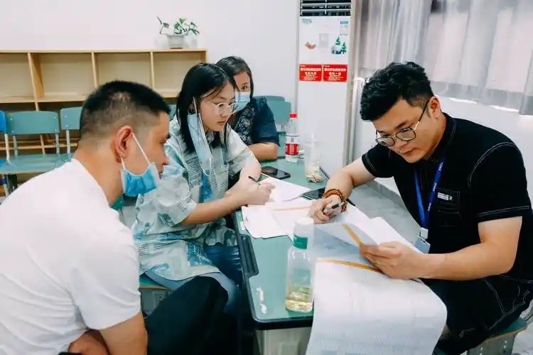 速评助手：未来行业风口与专业选择，机械与硬件技术的崛起分析