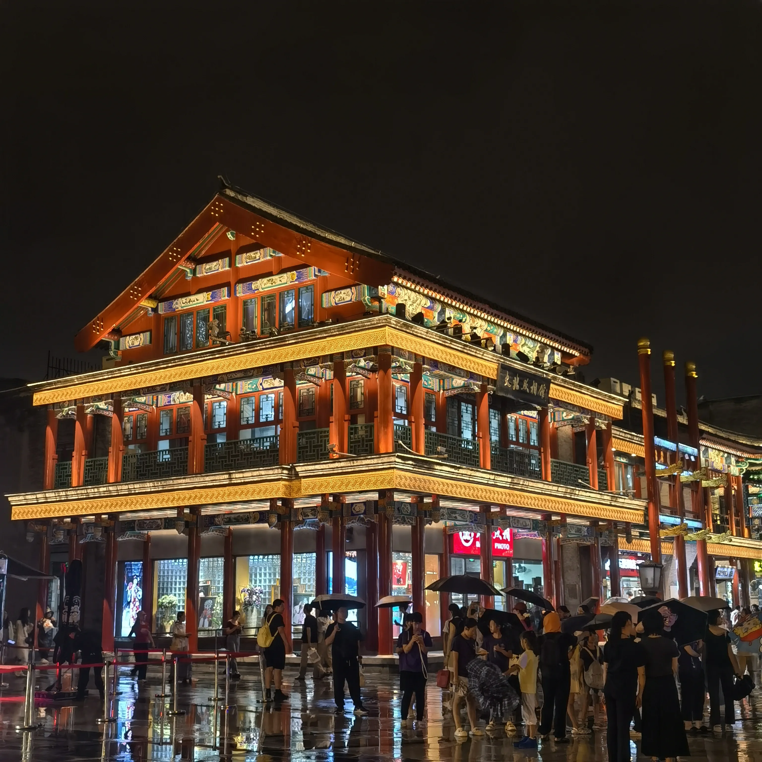 增强助手：前门商业街夜市热闹却因地板设计吐槽，安全隐患待改善