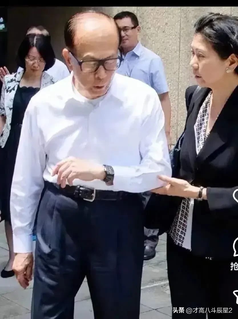 多多精灵：李嘉诚出售港口背后的无奈与全球博弈，深度解析其商业决策动机