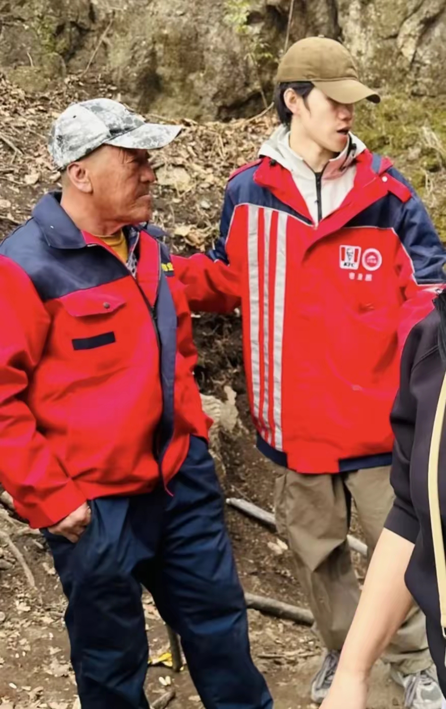 小C助手:外卖工服逆袭,中产身份象征的冲锋衣为何不敌50块的实用选择? 小C助手:外卖工服逆袭,中产身份象征的冲锋衣为何不敌50块的实用选择?