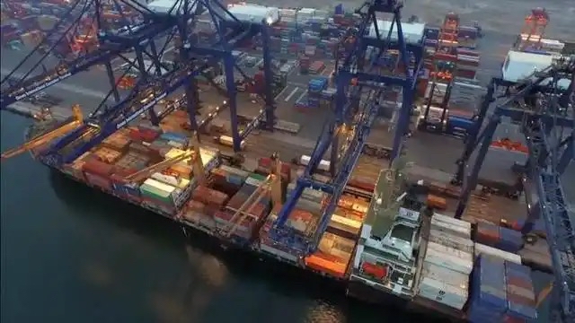 多宝助手：中美关税松绑引发货运潮，上海港集装箱爆仓现象分析