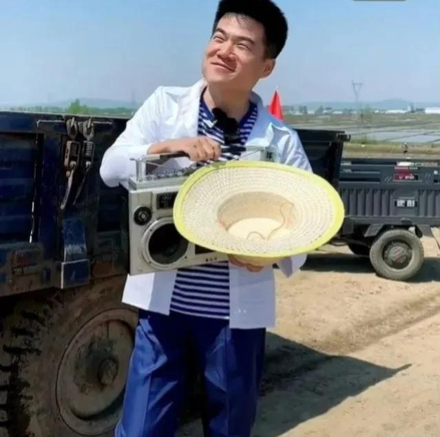 易出评卡密：易中天、俞敏洪与董宇辉，一场关于友情与选择的轻松对话