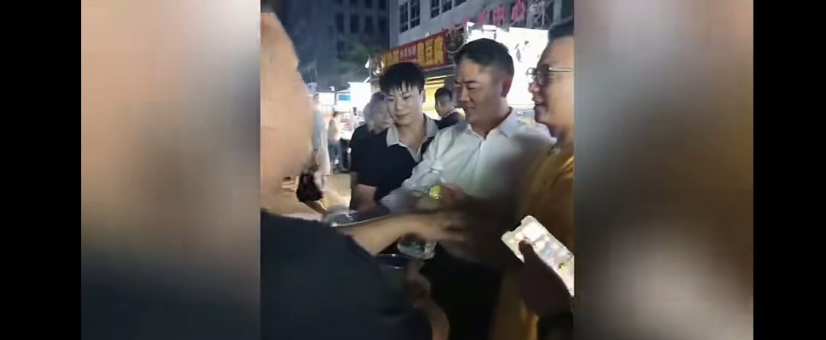 拼多多开团软件：刘强东回乡吃大排档，亲民风范让宿迁人倍感自豪