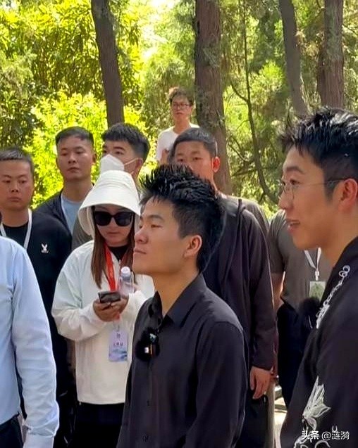 多多补单：董宇辉真人颜值逆袭，生图更胜镜头的秘密揭晓！