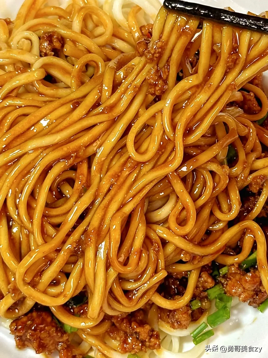 狗宝助手卡密：从摆摊到开店，揭秘抚顺肉酱拌面成功秘诀与月入3万的配方技巧
