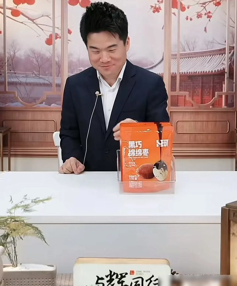 小M助手：董宇辉的“劳动人民之手”，真实美感与生命痕迹的独特魅力