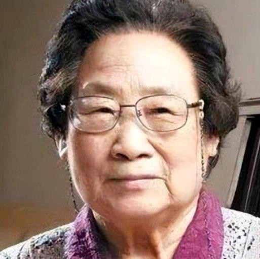 小G助手小号：郑强教授称屠呦呦“先生”引争议，文化观念冲突揭示女性科学家的伟大贡献