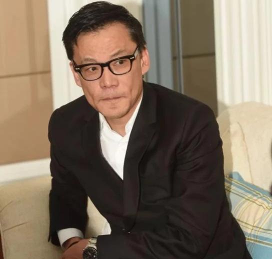 多多留评app：俞敏洪与董宇辉，坚持梦想与互助共赢的励志故事