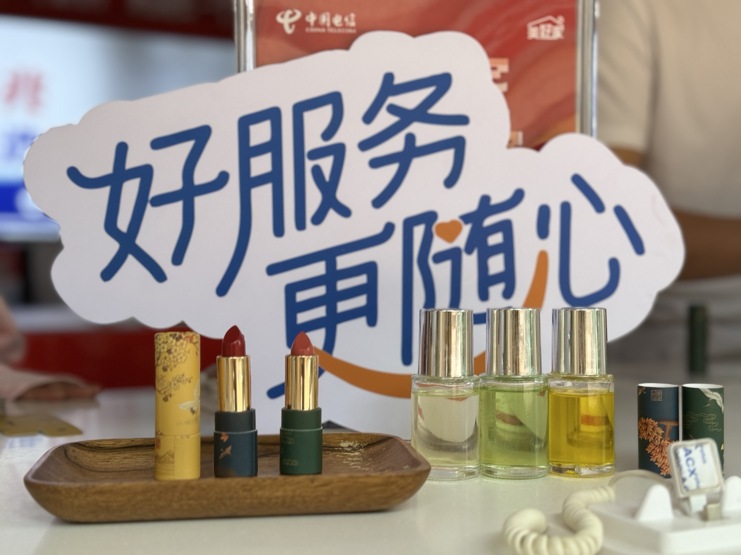 潜力鸭：洛阳电信母亲节DIY活动，为妈妈定制专属口红的温馨时刻