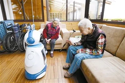 乐拼助手：AI智能机器人能否全面接手护工？探讨未来护理人机协作的挑战与机遇