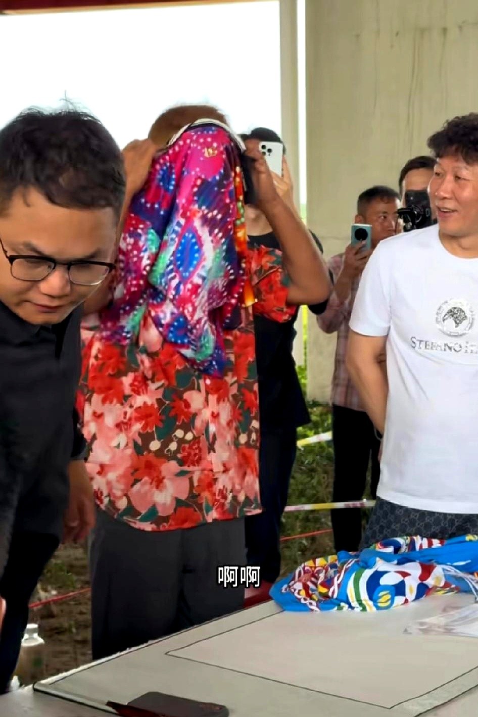 大牛助手：5200元西装背后的尊严与被看见，沈老师的直播逆袭故事