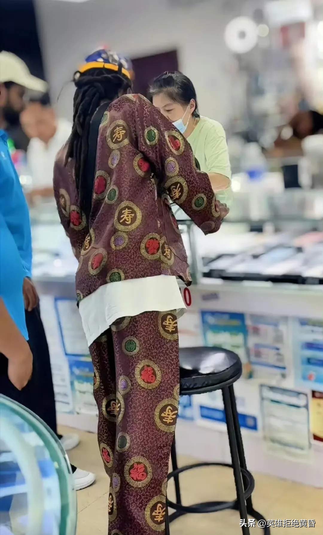 琦玉助手官网入口：舆论风暴中的文化误解，小店主的诚信与流量游戏的真相揭秘