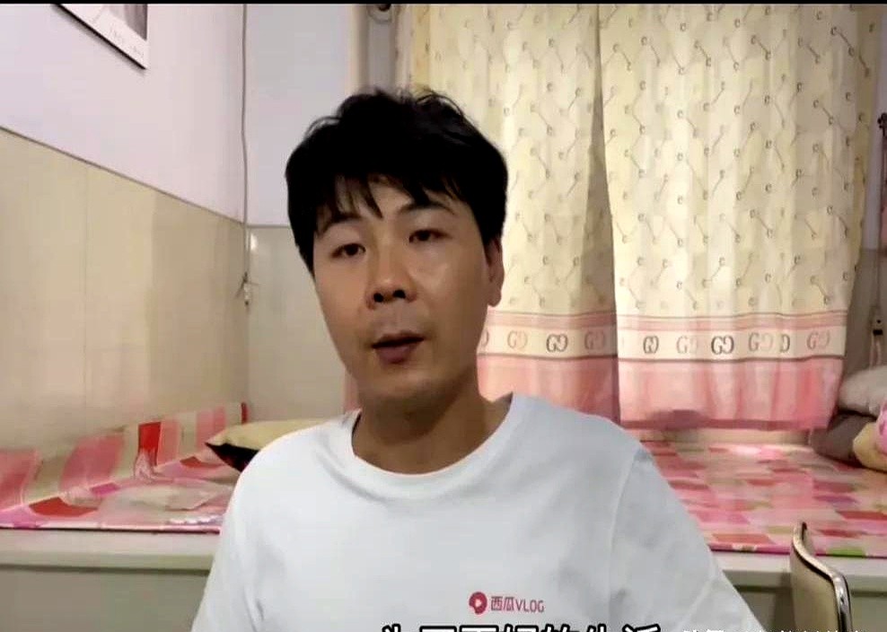 51助手邀请码：大胡子与马小跳团队分手后的直播内幕，观众热议暗藏利益潜规则！