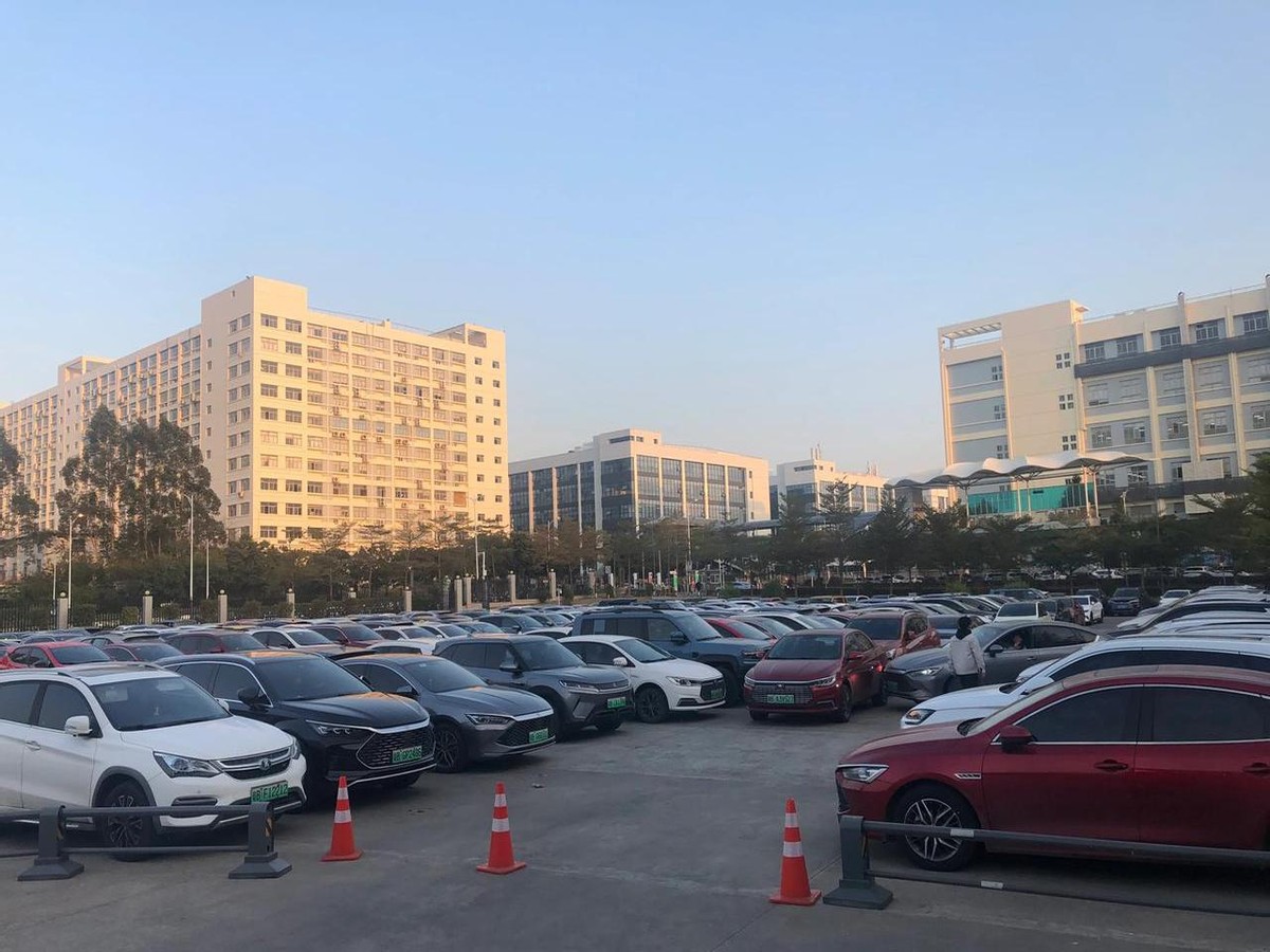 小评评助手下载：比亚迪总部员工车文化与云轨交通的未来展望