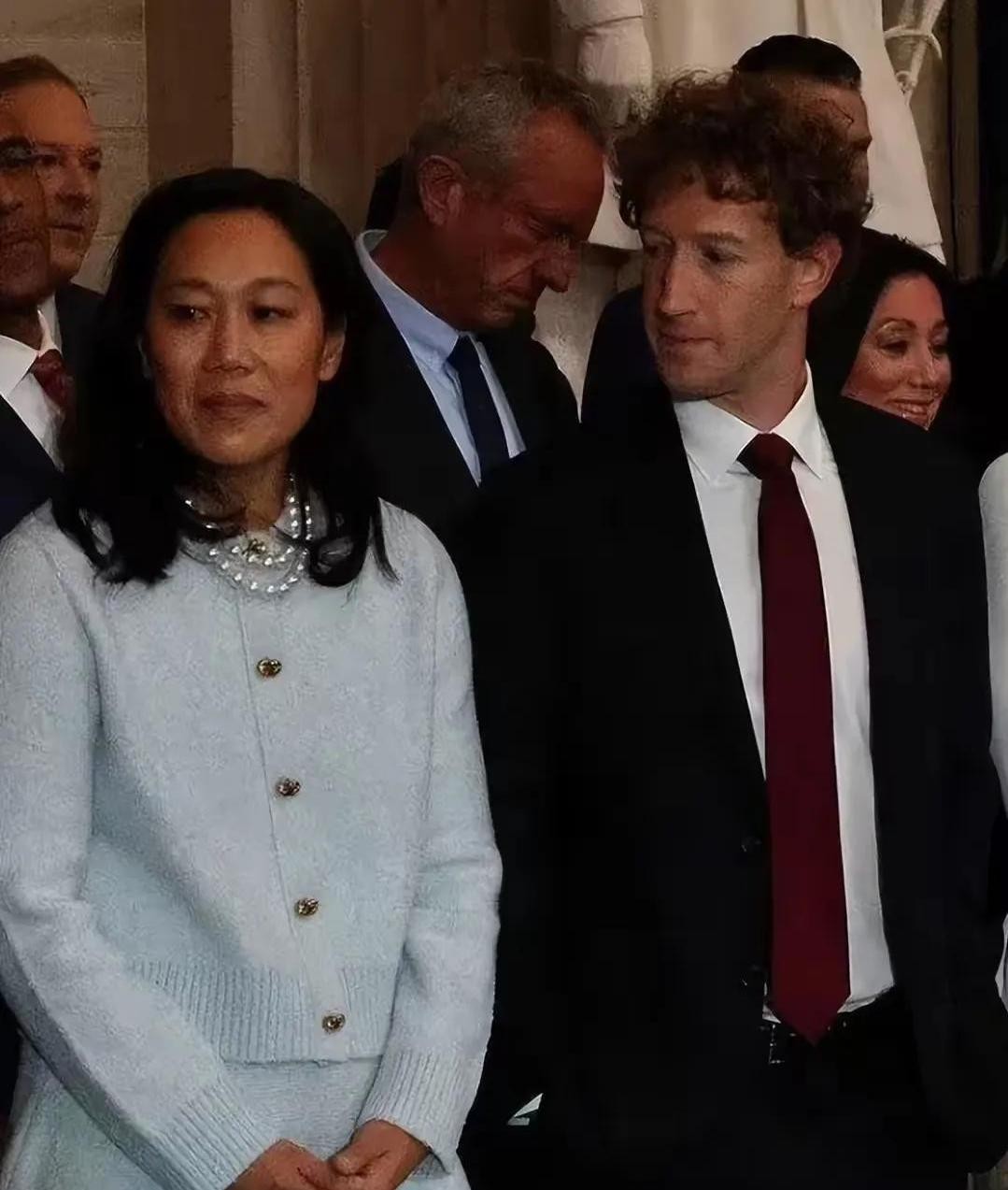 增强助手：豪门爱情背后的权力与金钱游戏，劳伦·桑切斯的社交魅力解析