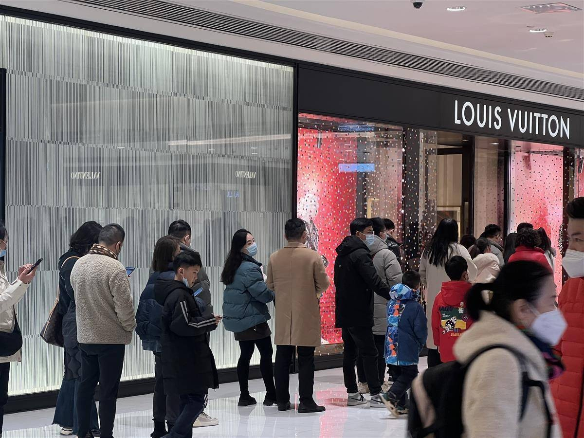 团粉助手：奢侈品市场变革，关店潮与折扣热潮背后的消费新趋势