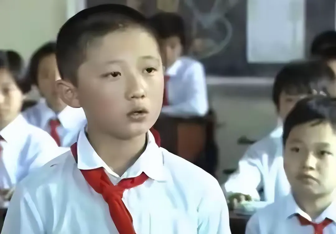 狗宝助手教程：童星成名后命运悲剧，父母去世致精神崩溃，现流落街头靠捡为生