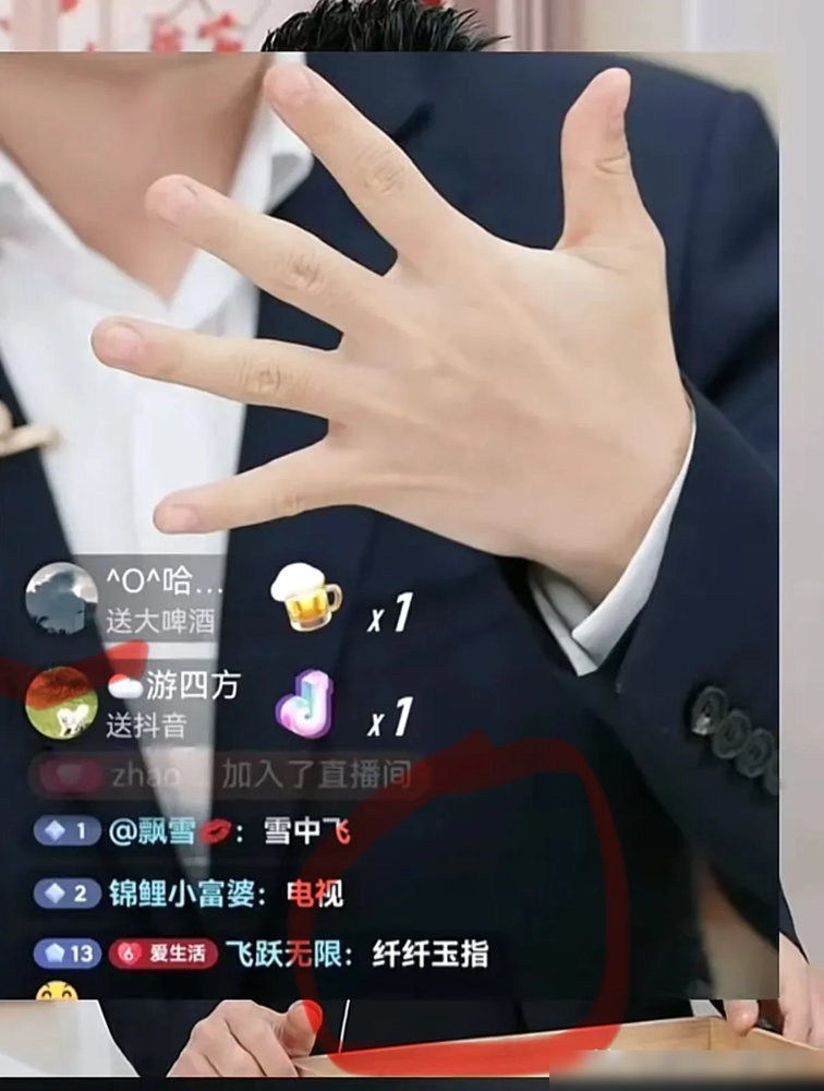 小M助手：董宇辉的“劳动人民之手”，真实美感与生命痕迹的独特魅力