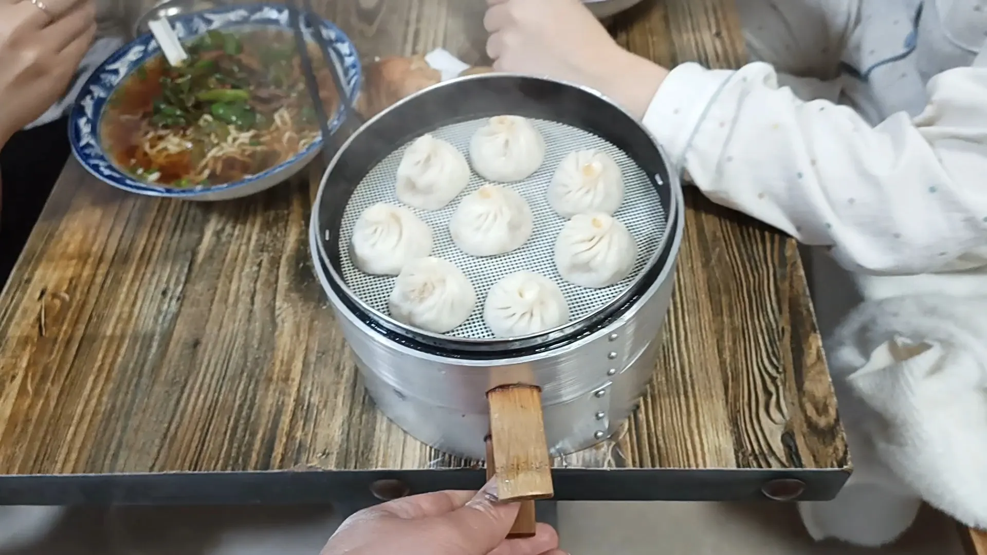 51助手软件官网：忙碌早餐店的生活与挑战，家庭团结的温暖时刻