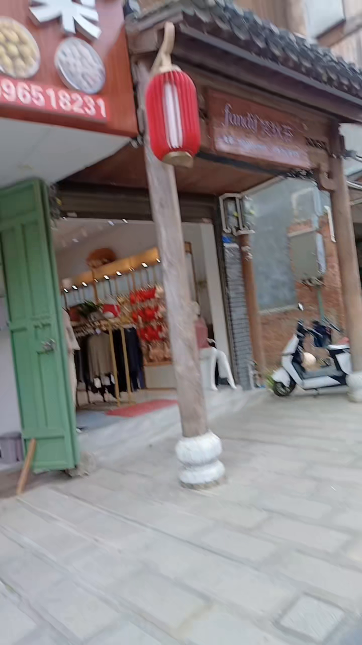 拼多多动销出评：实体店生存困境与产品介绍，如何在竞争中坚持下去？