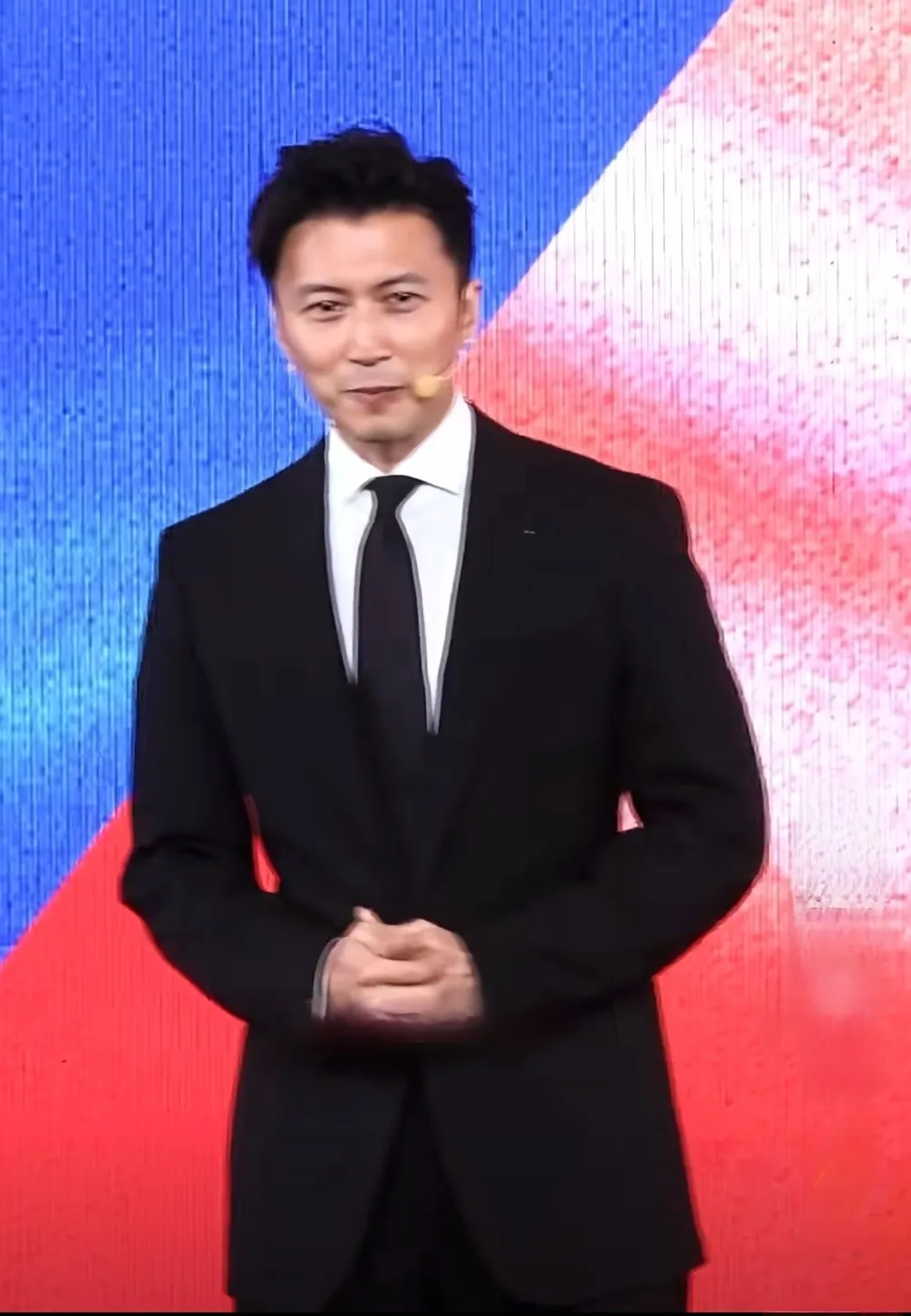 小M助手：谢霆锋，从歌手到企业家的大格局与使命感之路