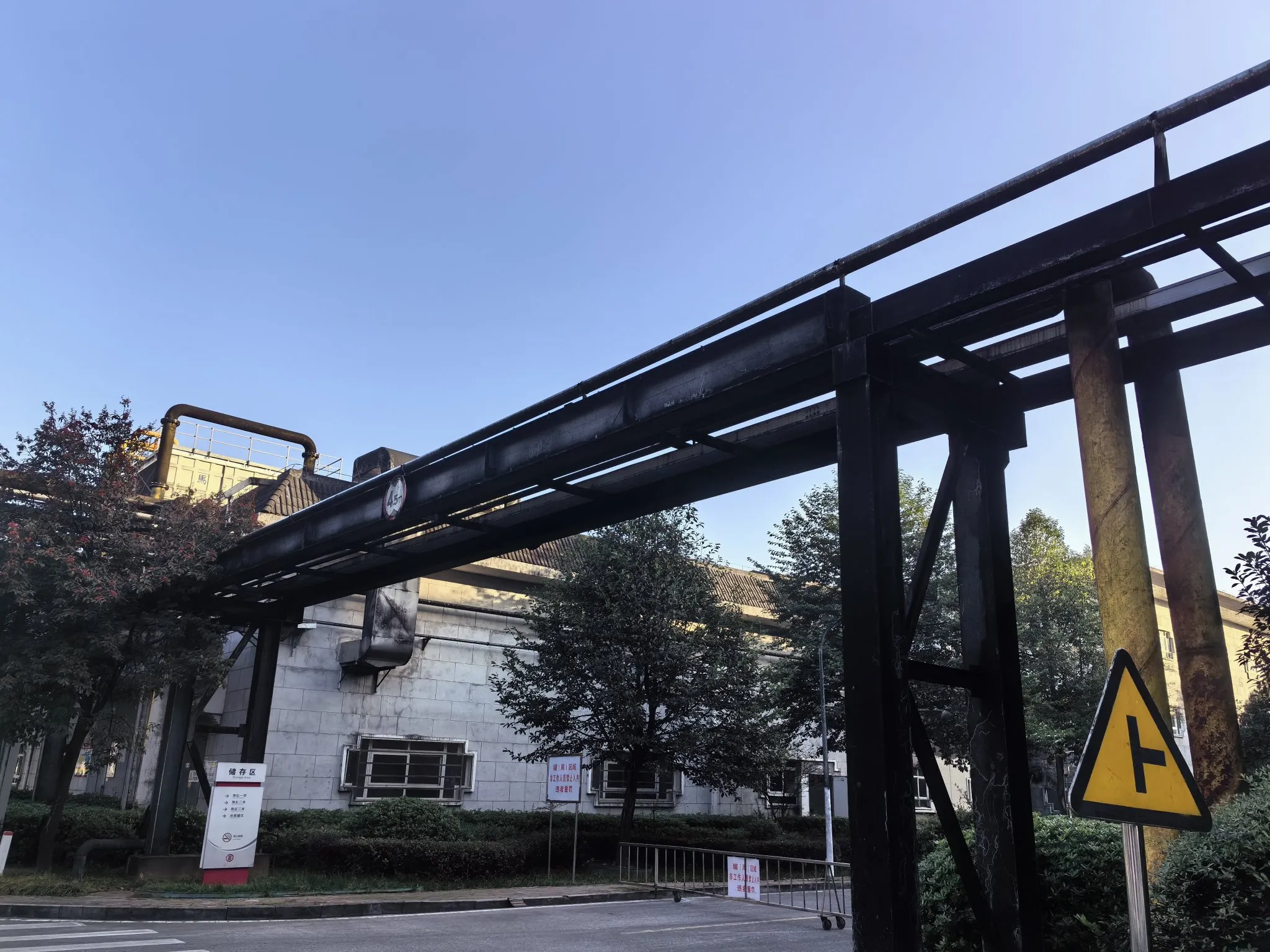夕夕助手最新版本：白酒市场变迁，低价光瓶酒遭遇新国标与消费者健康转向