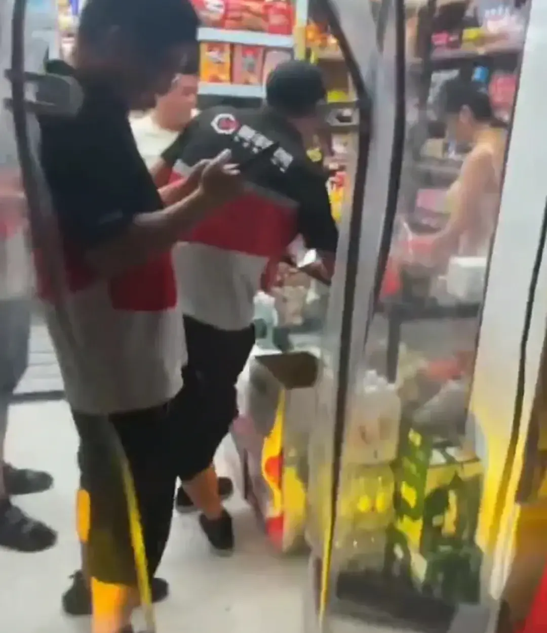 熊猫多多助手拼多多：杭州市超市老板娘用争议穿着吸引顾客，成“流量打卡地”背后的思考