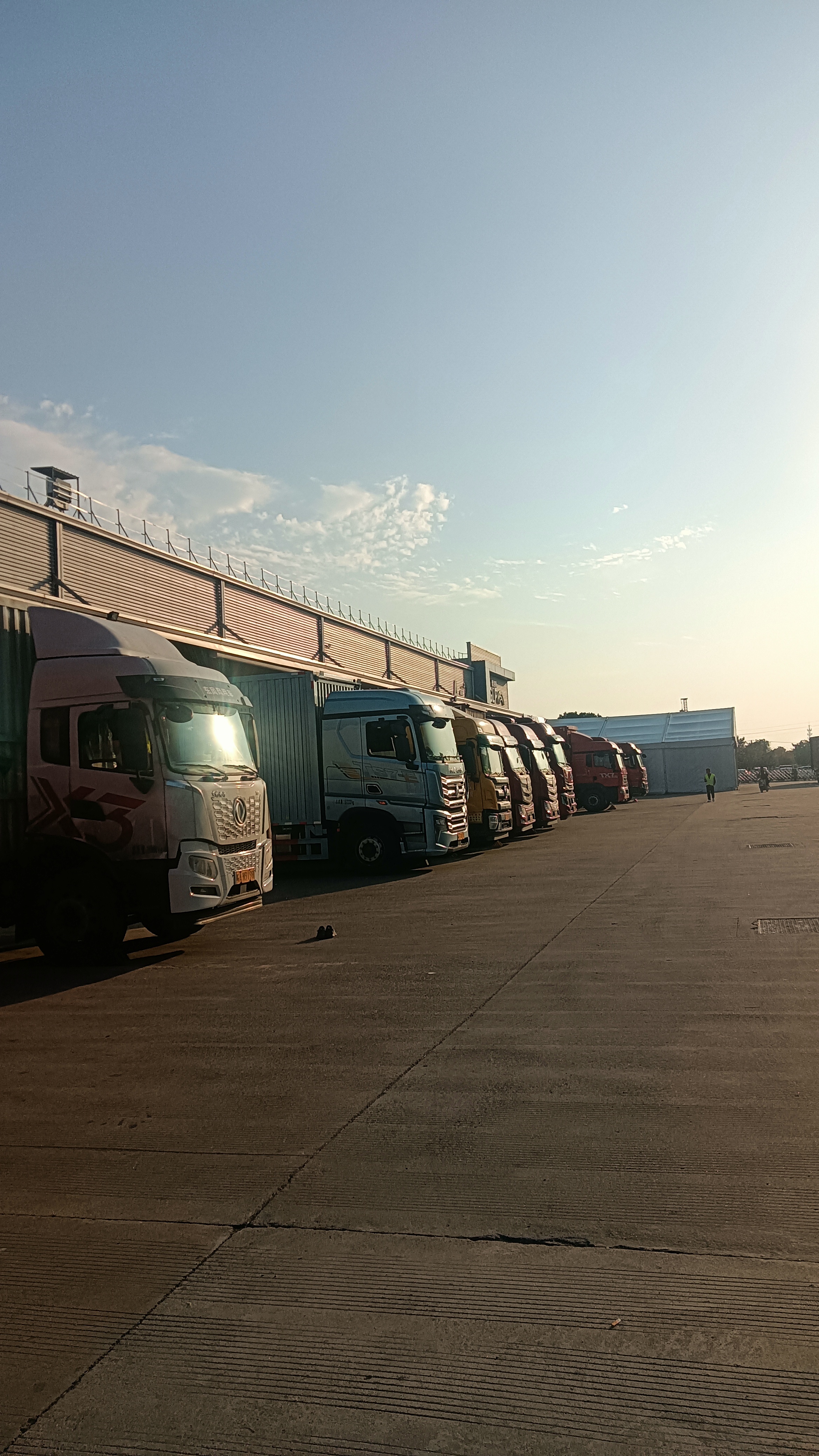 增强助手：阳澄湖大闸蟹分拣中心，临时工工资低，劳动强度高的真实现状