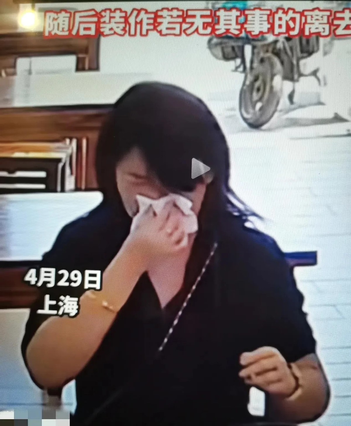 J助手：上海餐馆惊现恶心行为，黑衣女顾客将鼻涕纸塞入辣椒罐引发热议