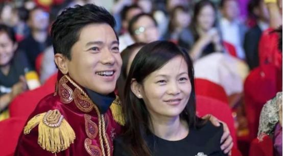 51助手靠谱吗：李彦宏的成功背后，马东敏的无声支持与默契伴侣关系