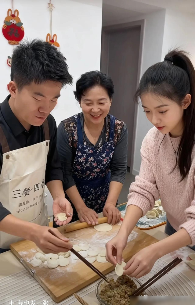 多成团助手：董宇辉包饺子引发网友热议，真情互动展现互联网温度