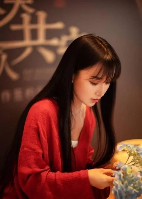 拼多多出评神器：李子柒重返网络，分享真诚祝福与音乐梦想，网友热议其归来之路