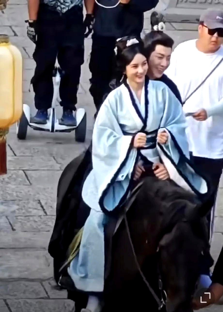多多留评官网：《折腰》引爆短视频热潮，从强势将军到娇妻反差情感解析