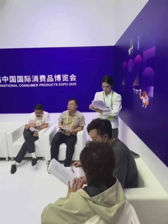 优选助手：消博会与辉同行展位新变化，智能设备、合作洽谈及质检标准全解析