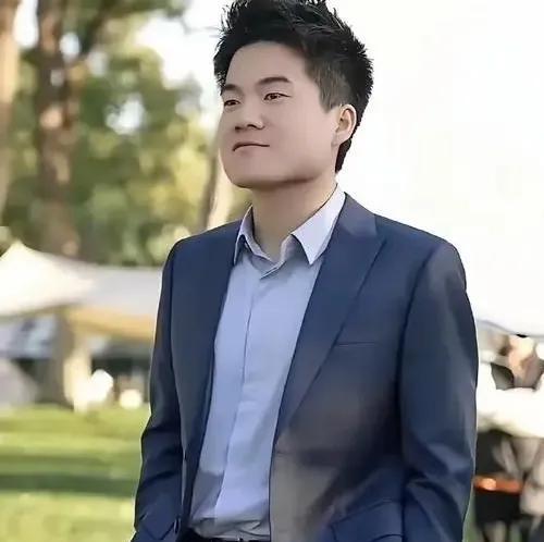 多多留评官网：董宇辉的奋斗故事，从农村少年到网络红人，面对批评仍坚持梦想