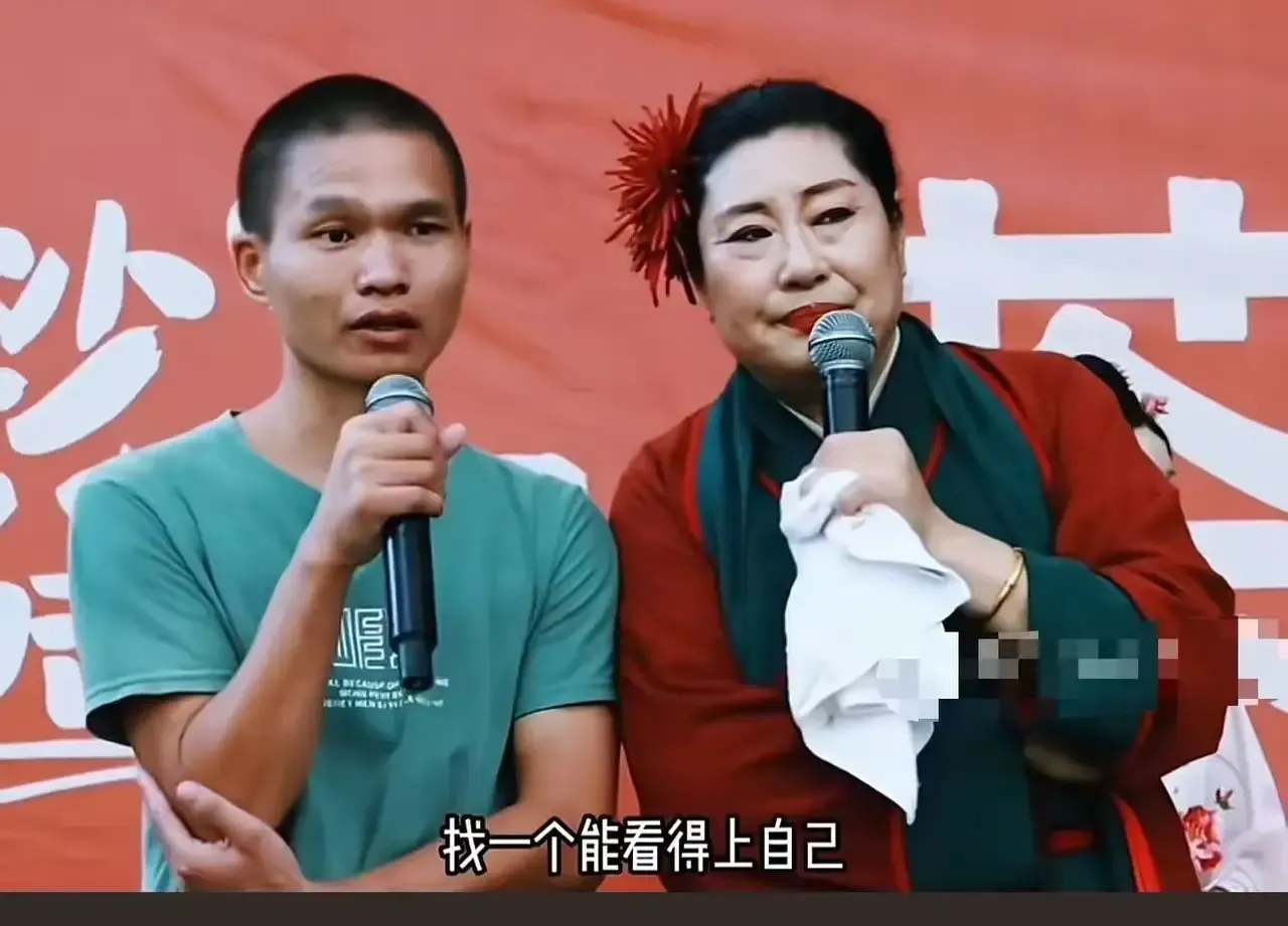 J助手邀请码：当普通小伙幻想成网红，揭示现代人价值观的迷失与追求
