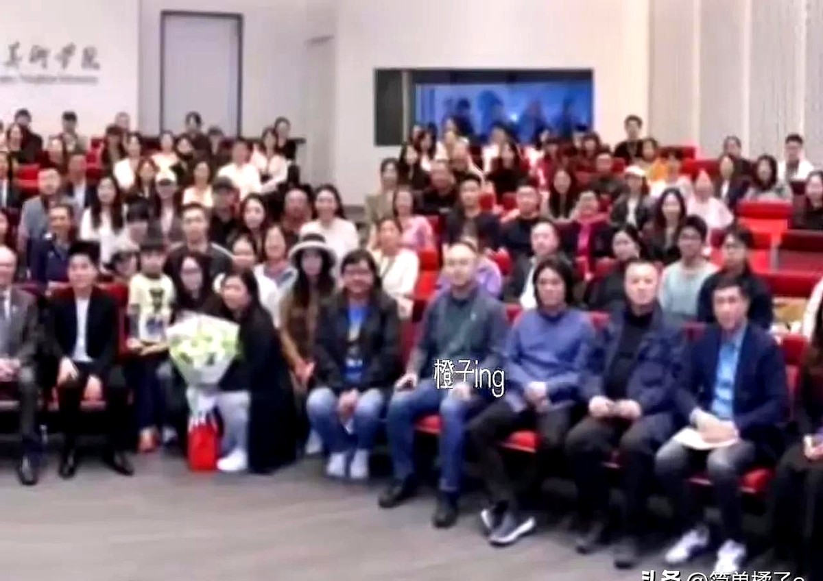 拼多多动销出评：董宇辉清华美院合影引热议，围绕他的“磁铁效应”现象解析