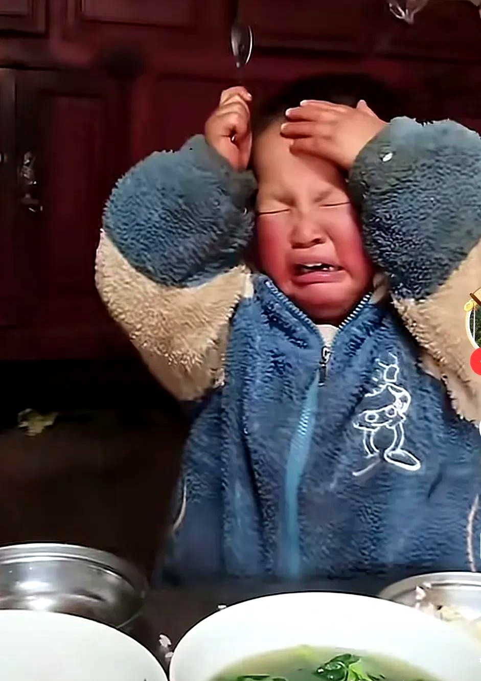 易单助手：孩子争抢食物的直播带货现象，教养与流量的悖论