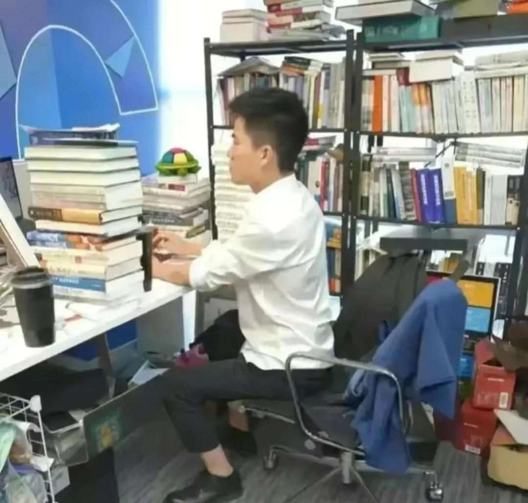 觉醒助手：董宇辉与易中天的对话，历史名将启示人生哲理