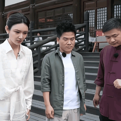 小评评助手出评软件：董宇辉一句话自我介绍引发热议，职场高情商交流技巧解析