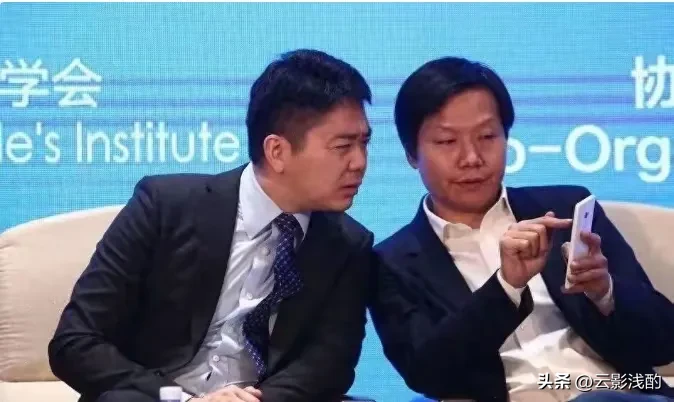 电销掌柜：雷军与刘强东，中年男士的穿搭对决，谁才是真正的时尚赢家？