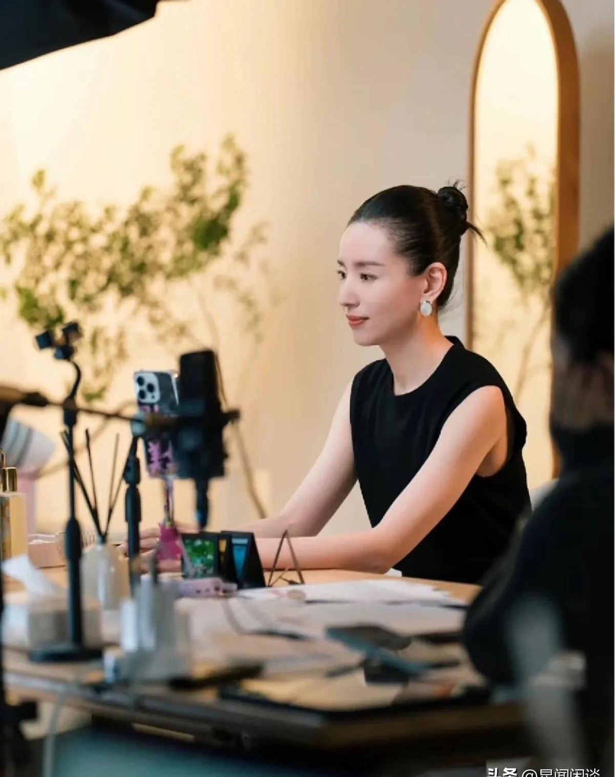 语音助手：董洁直播间，用真诚与细致颠覆带货模式，打造独特购物体验