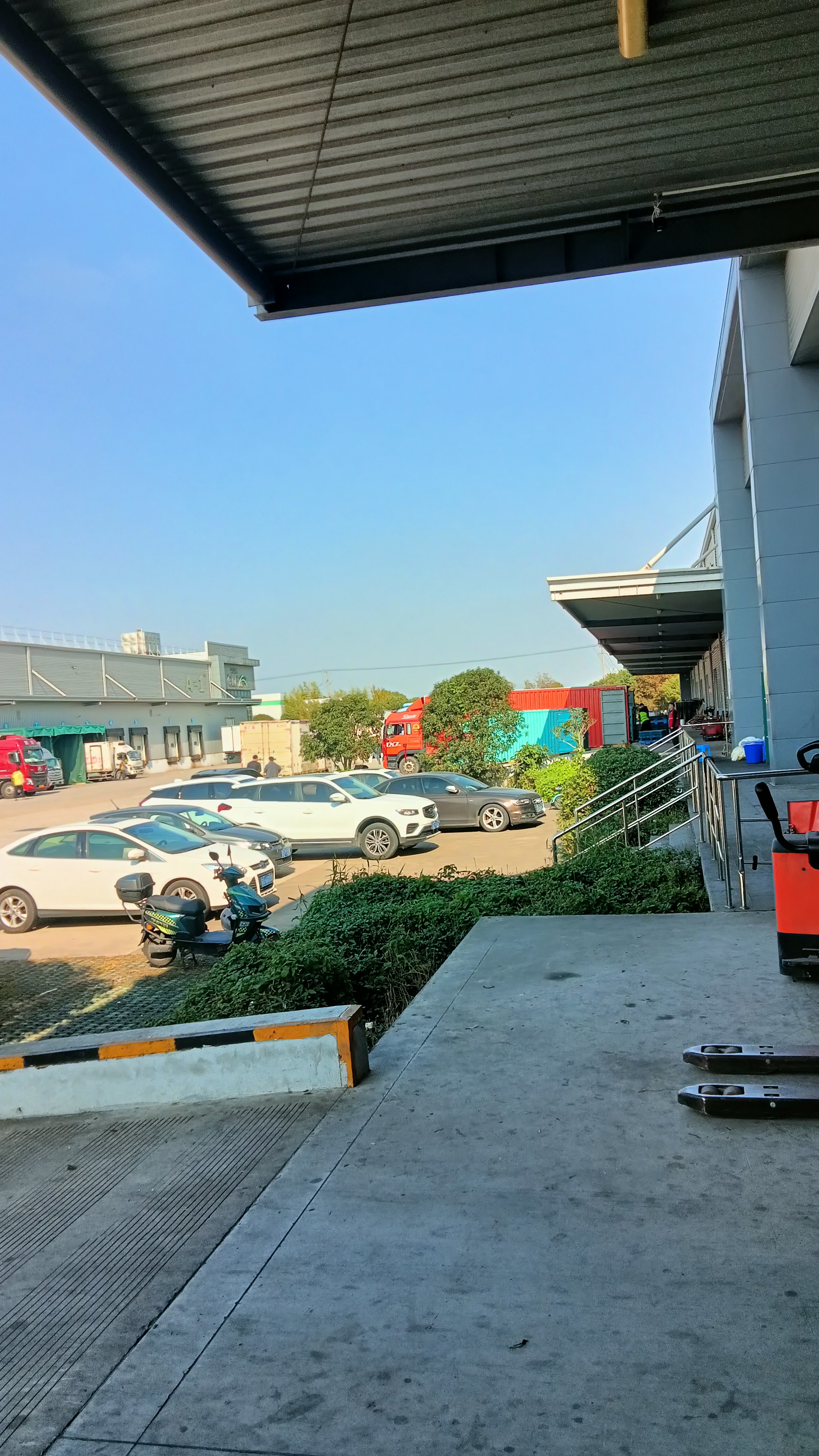 增强助手：阳澄湖大闸蟹分拣中心，临时工工资低，劳动强度高的真实现状