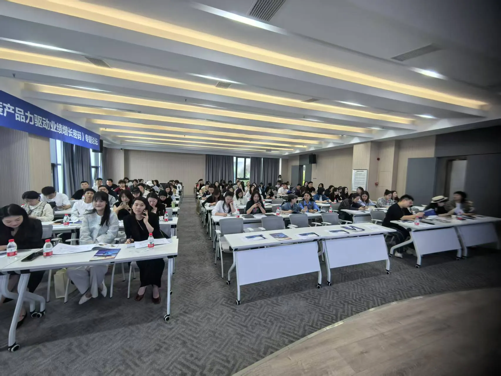 易单助手软件下载：如何通过底层逻辑与品牌基因创新，打造2025春夏女装爆款产品