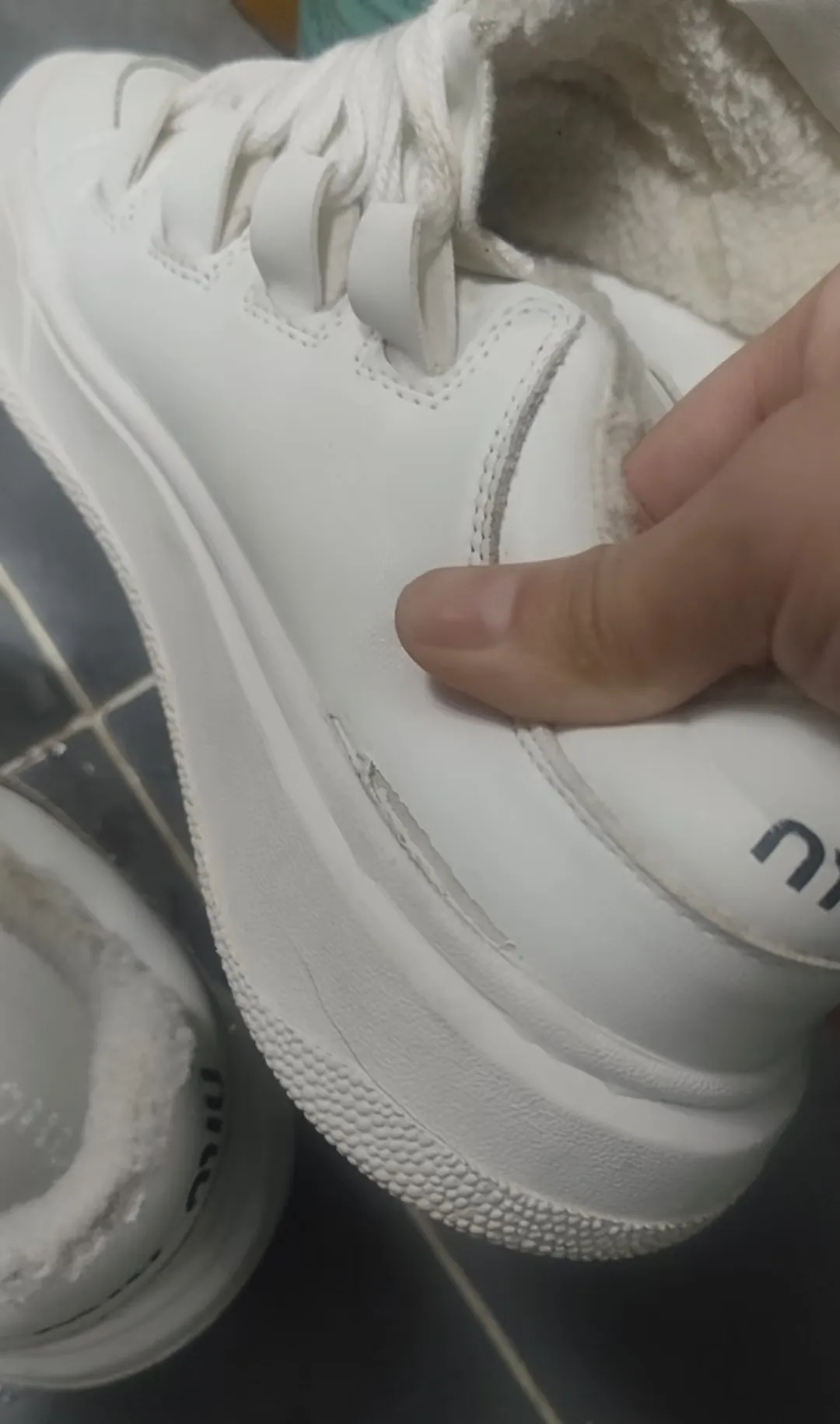 畅销助手：网上买鞋子慎重！便宜的运动鞋可能让你失望，质量不堪重负