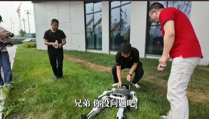 乐多多助手：仿生机器人主动撩周鸿祎，引发科技界热议