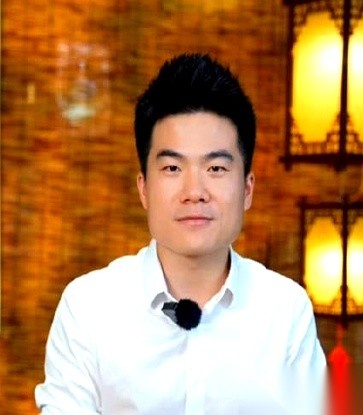 小评评助手：董宇辉与老罗的恩怨，从文化人到商业人的职业转变