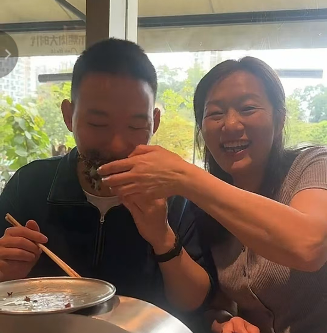 51助手软件官网：许健华母子首次直播带货引发热议，成功背后的真相揭秘