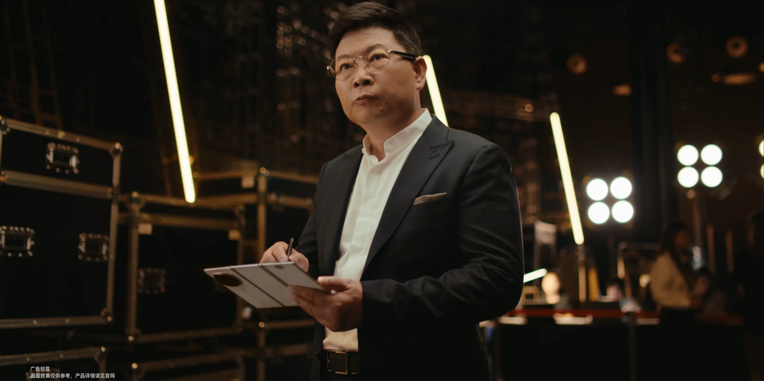 J助手：华为Mate XTs非凡大师发布，三折叠屏手机引领新交互体验