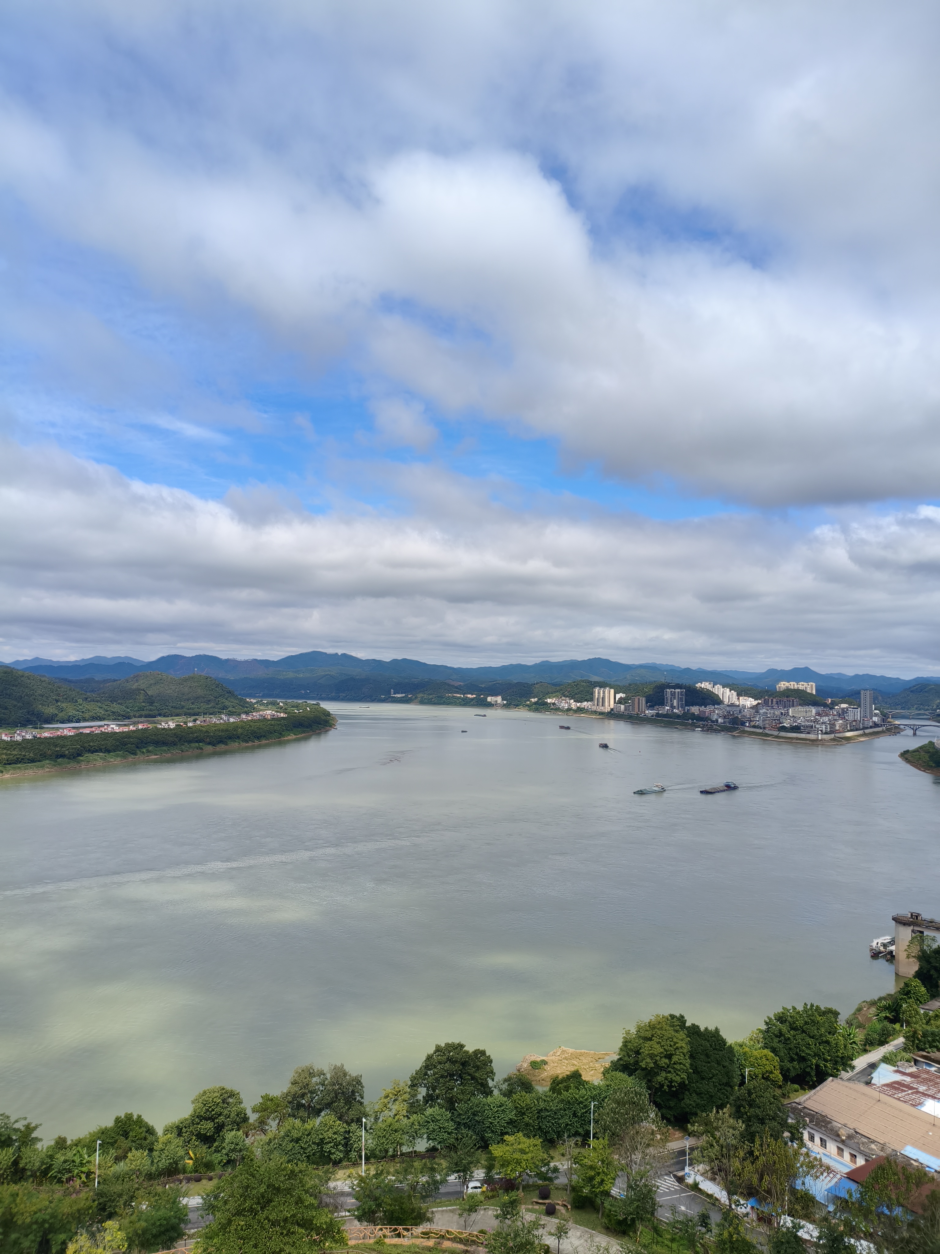 猎拼助手卡密：退伍军人转业后薪资揭秘，乡镇工勤月收入4000元，稳定工作的重要性